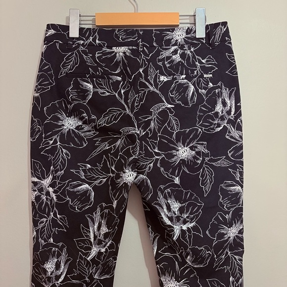 White House Black Market - Black & White Floral Flare Crop Cotton Pants - Picture 9 of 12